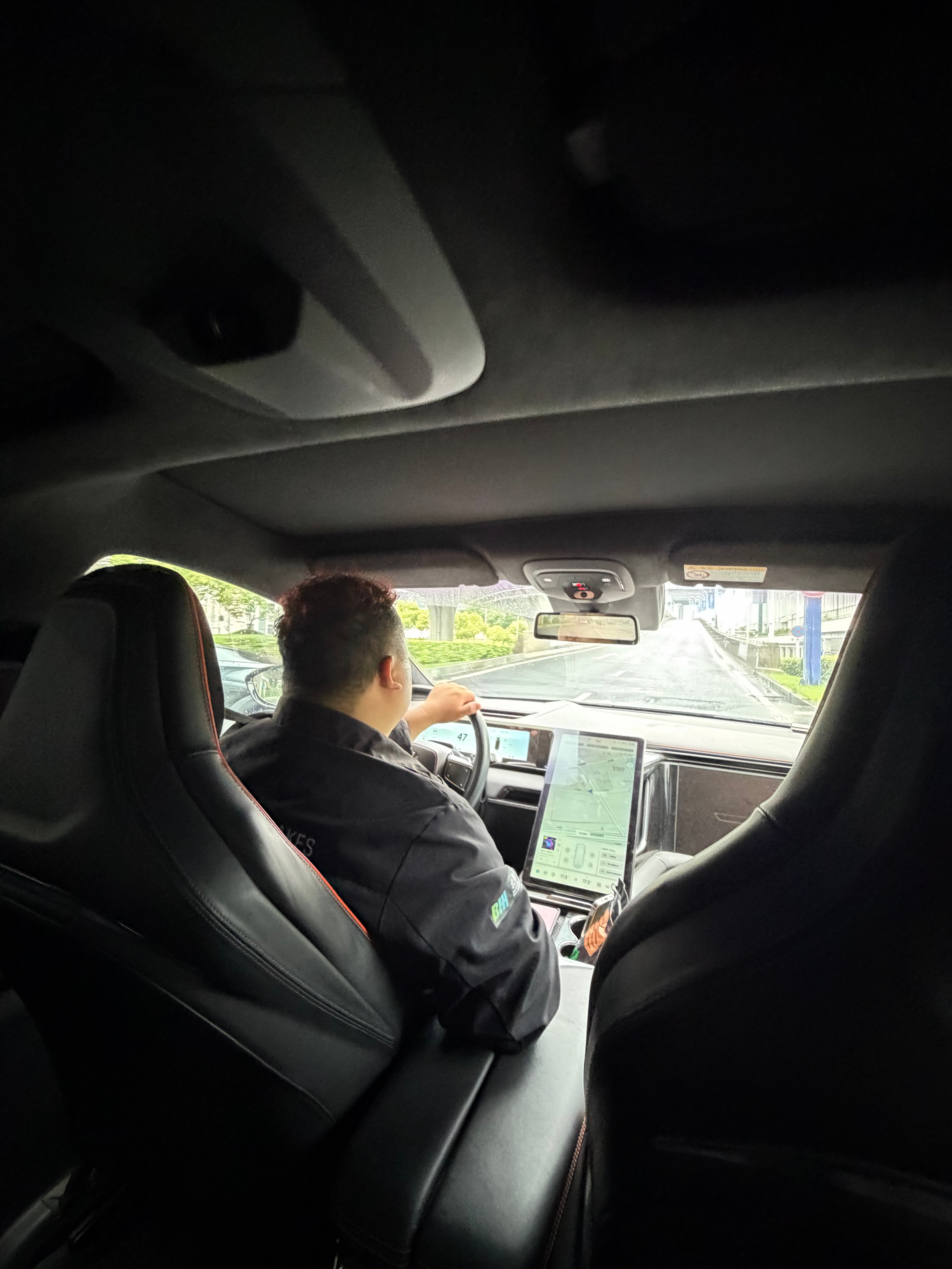 阿雷开车送我去高铁站，说实话他开高合挺帅的。 