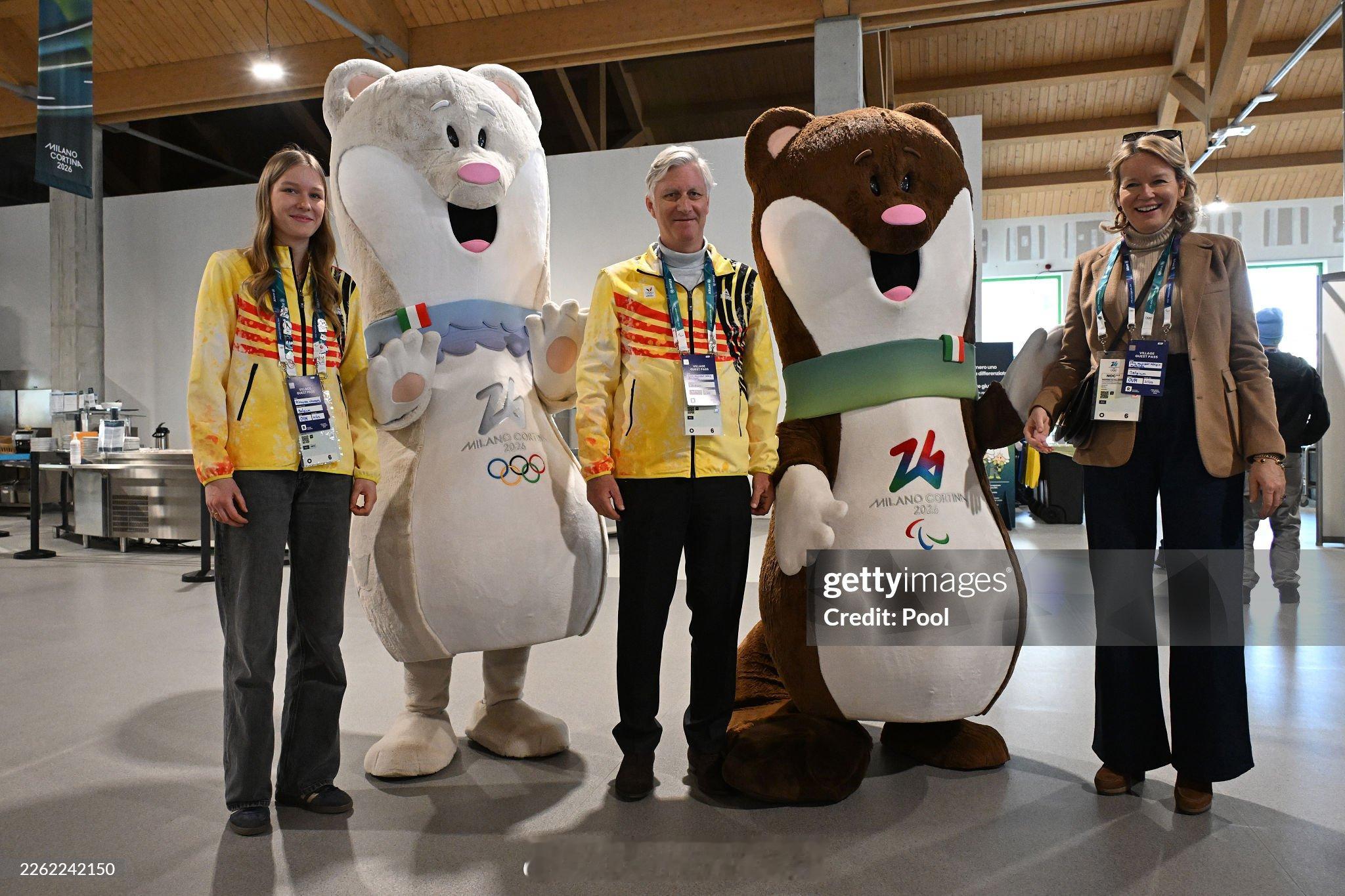 2.21 比利时国王菲利普、王后玛蒂尔德和小女儿埃莉诺在冬奥会，看了速度滑冰 