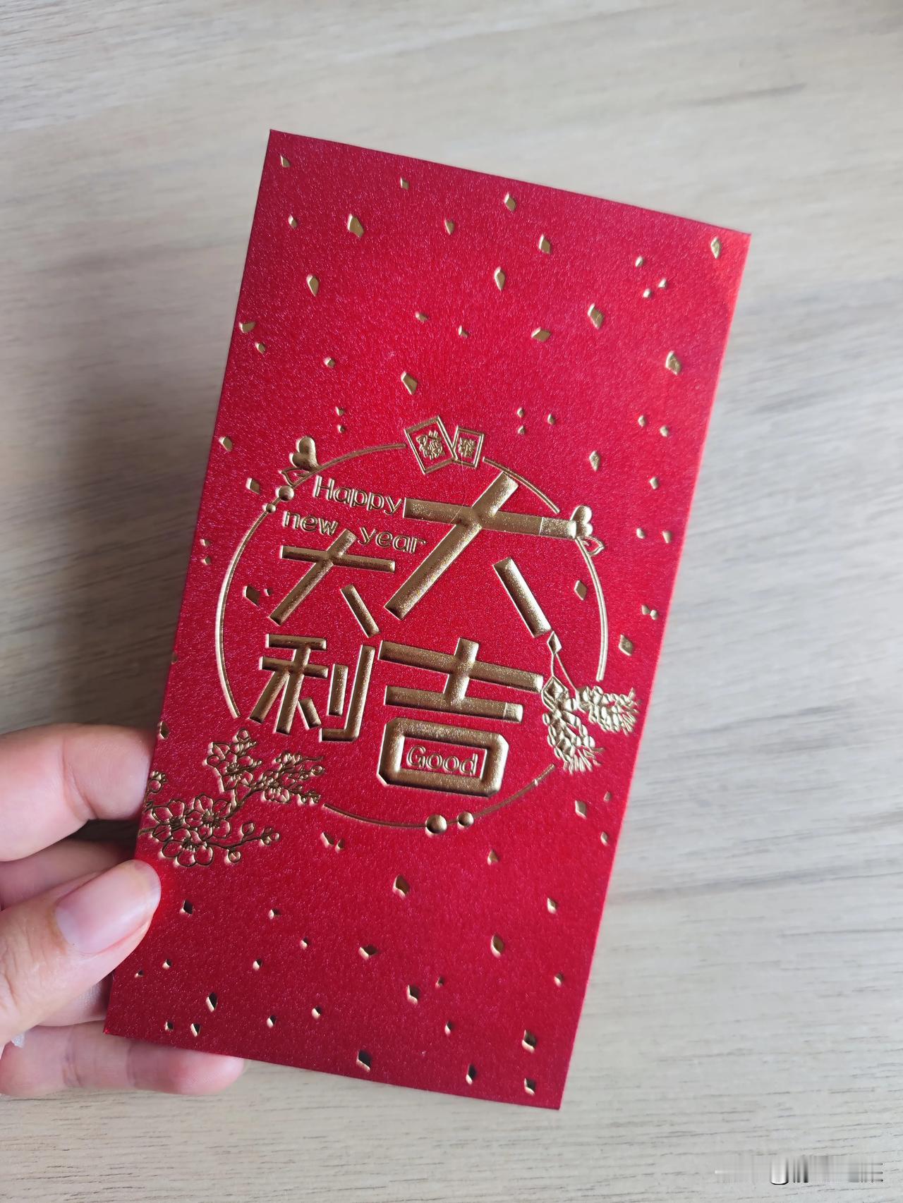 标题：【暖心三亚】营地过年惊喜连连，保安大哥的红包藏着别样年味！

随着春节的脚