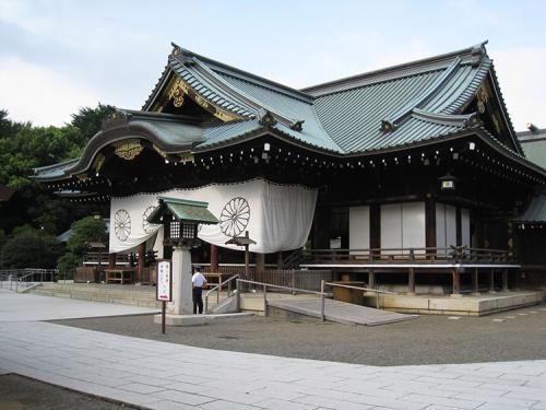 日本自卫队右倾化趋势令人警觉，从高官出任靖国神社宫司，到教材美化侵略历史，再到极