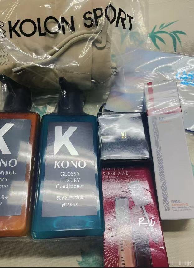 姐的新春礼盒Kono、可隆、芭比波朗、薇诺娜、可心柔袋子是WWF的 