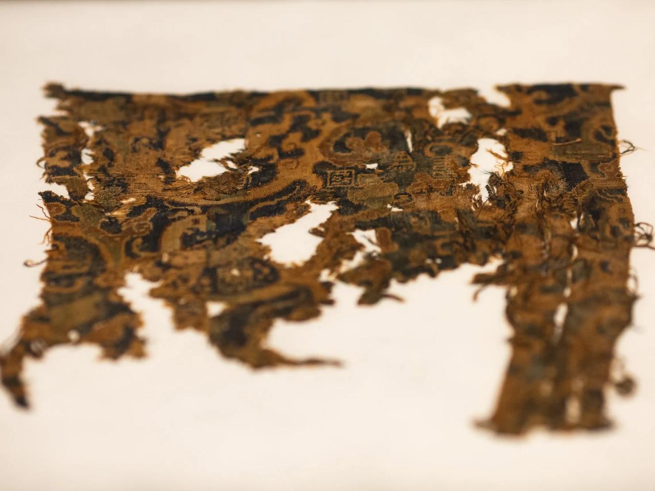 “望四海贵富寿国庆”文字锦。

东汉时期的织锦，​出土于楼兰故城，今天整理图片时