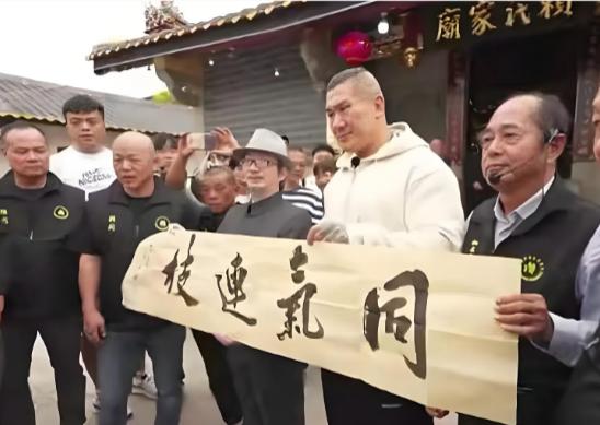 这次馆长漳州之行，有两个意外。台湾人到大陆寻根，很正常。但替仇人寻根的，馆长可谓