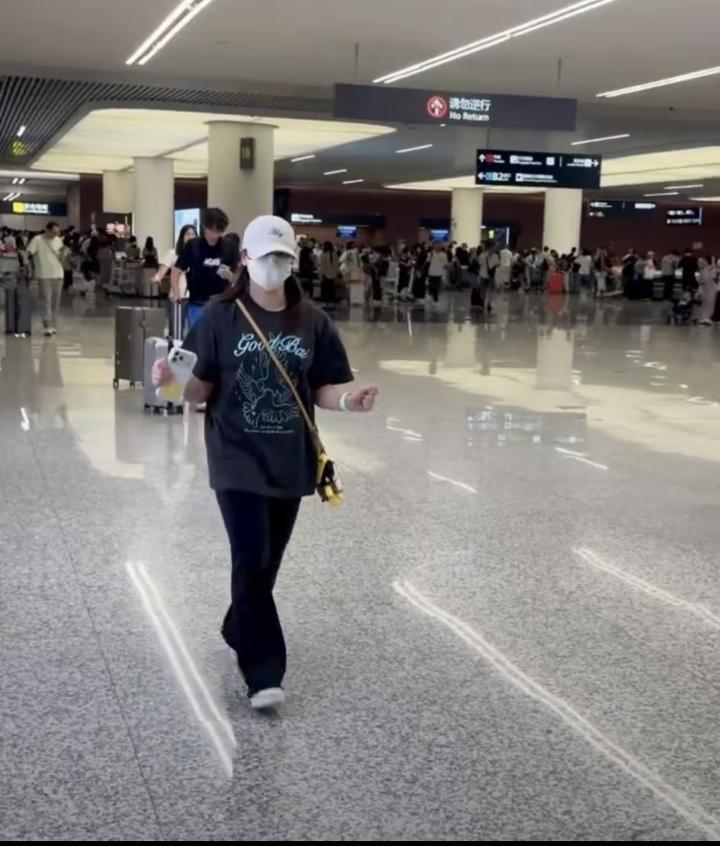 网友在天府机场偶遇全红婵，婵宝悄悄来成都啦！

一身简约黑色休闲套装，搭配帽子口
