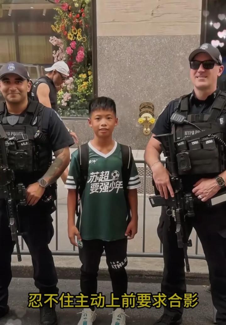 远赴美国担任世界杯护旗手的12岁“空翻哥”孟新艺，在纽约时代广场上演超吸睛街头表