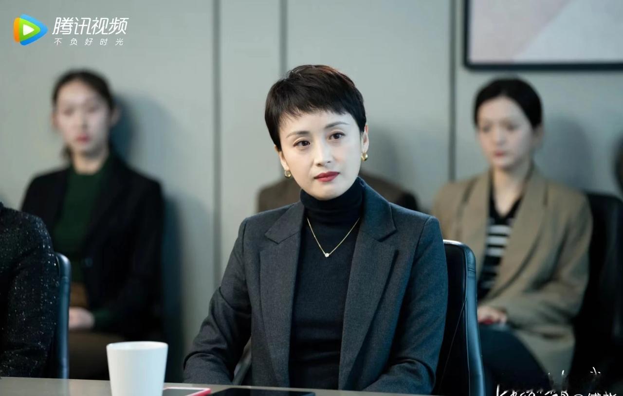 演员傅淼发文宣传新剧《生活在别处的我》。剧中傅淼饰演一位雷厉风行的职场女强人。她