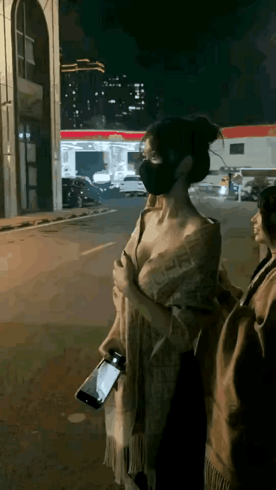 当女生收礼物时，看眼神就知道爱不爱了，毕竟爱一个人的眼神是藏不住的。

女生的隐