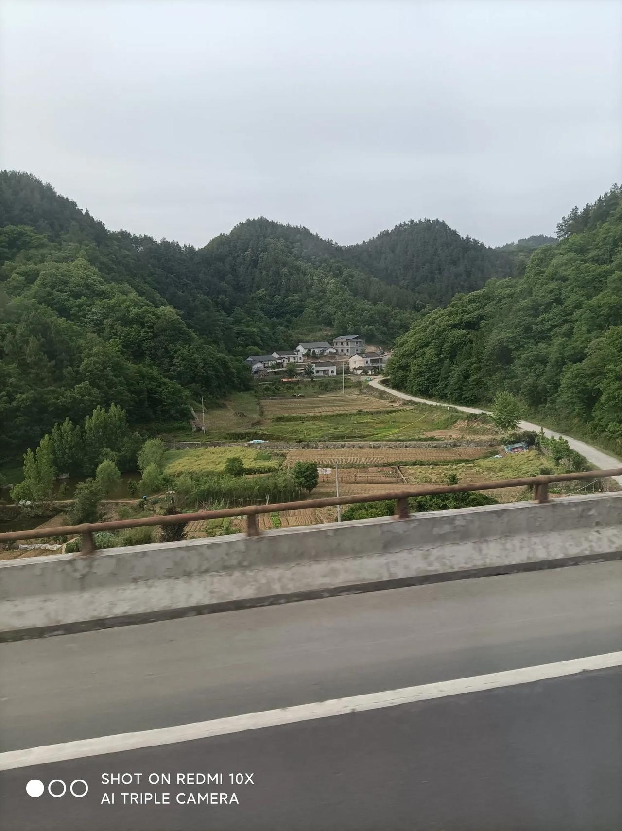 #城市与村庄乡镇的区别是什么?#
城市与村庄乡镇最大区别是:
城市生活的特色是一