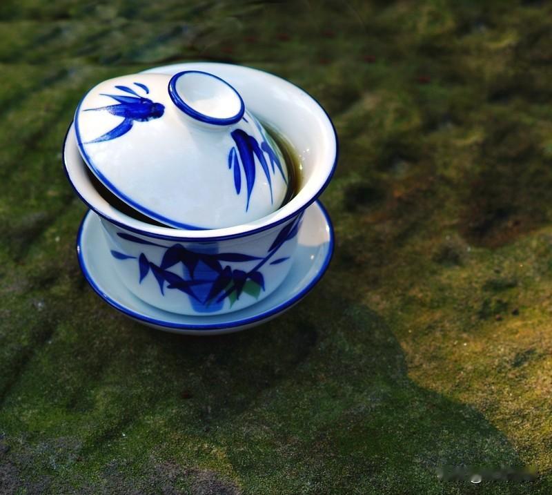 上联:浊酒凭窗寻月影;
下联:清茶倚阁觅云踪。
友友请邀下联 友友请出上联 友友