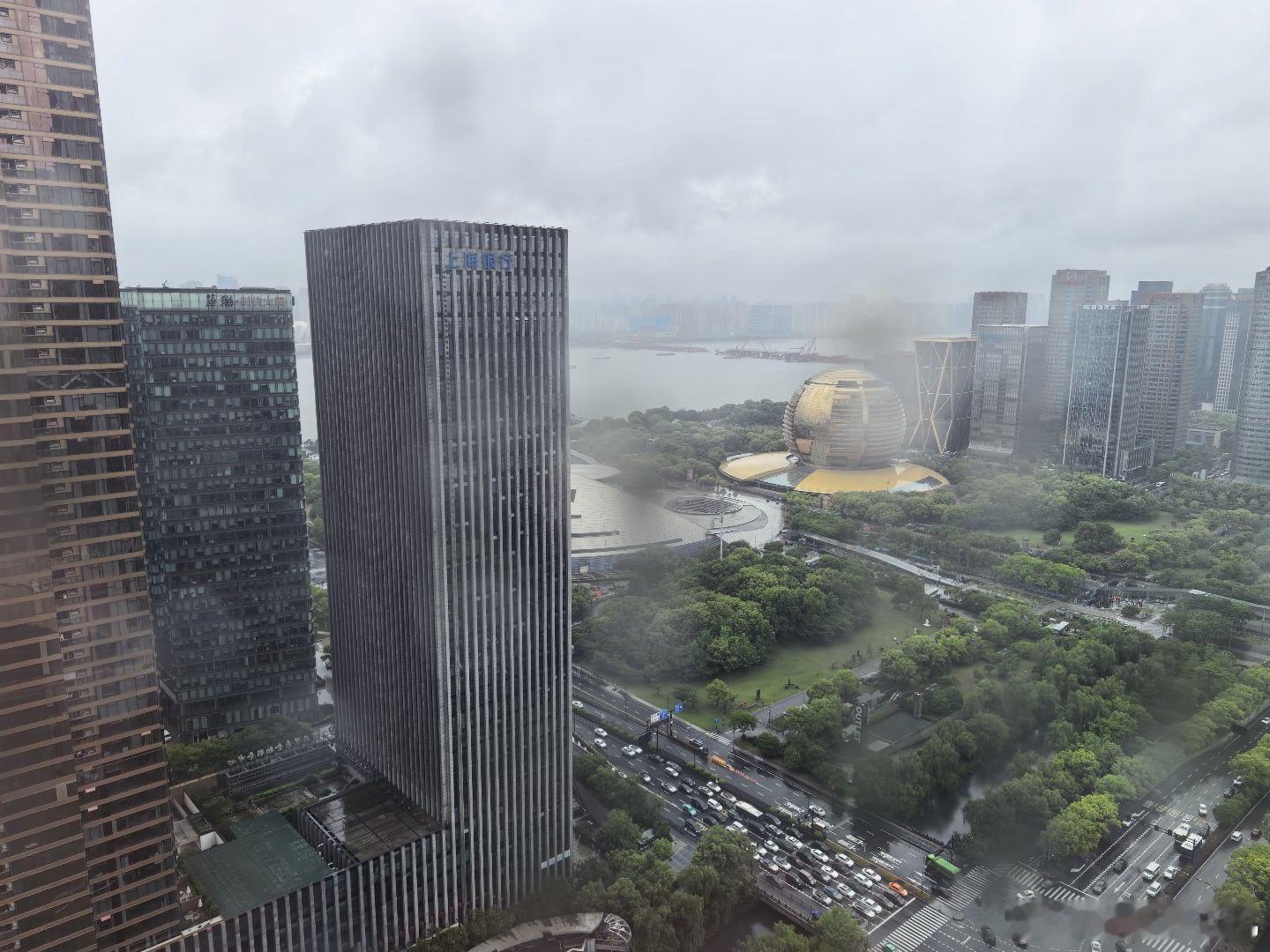 一个月来三次杭州，三次下雨，严重怀疑杭州在 5 月份没有晴天 杭州·杭州康莱德酒