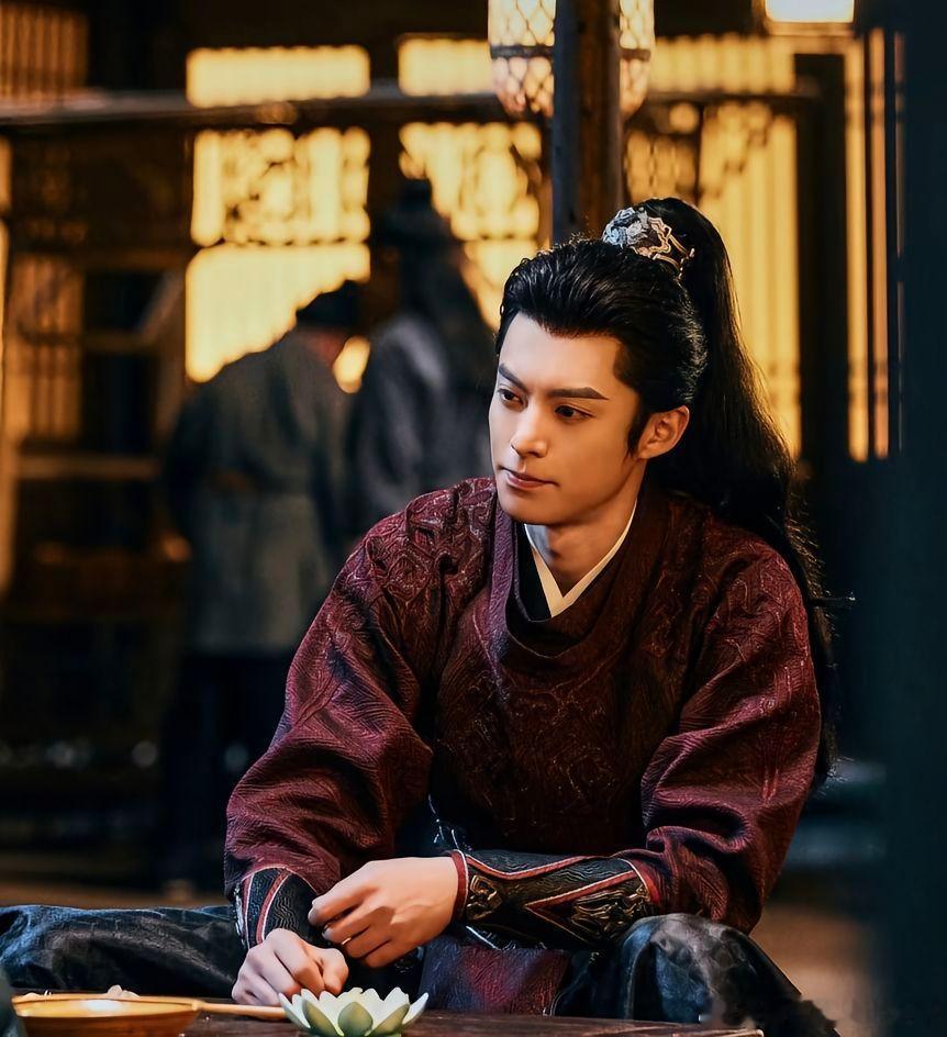 王鹤棣[超话] 剑眉斜飞入鬓，星眸点亮山河，广袖拂过便带江湖气。凭“细糠”颜值驾