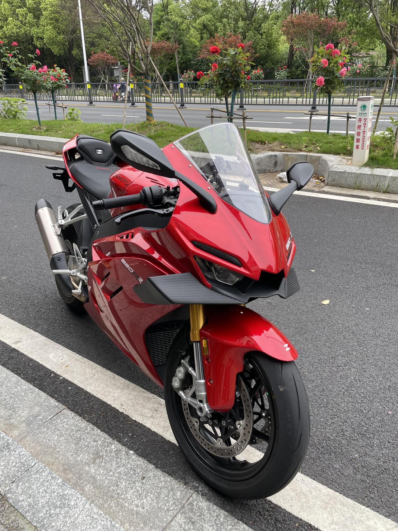 逛摩博会最戳我的还是张雪 820RR-RS，从修车铺到 WSBK 夺冠的故事全凝