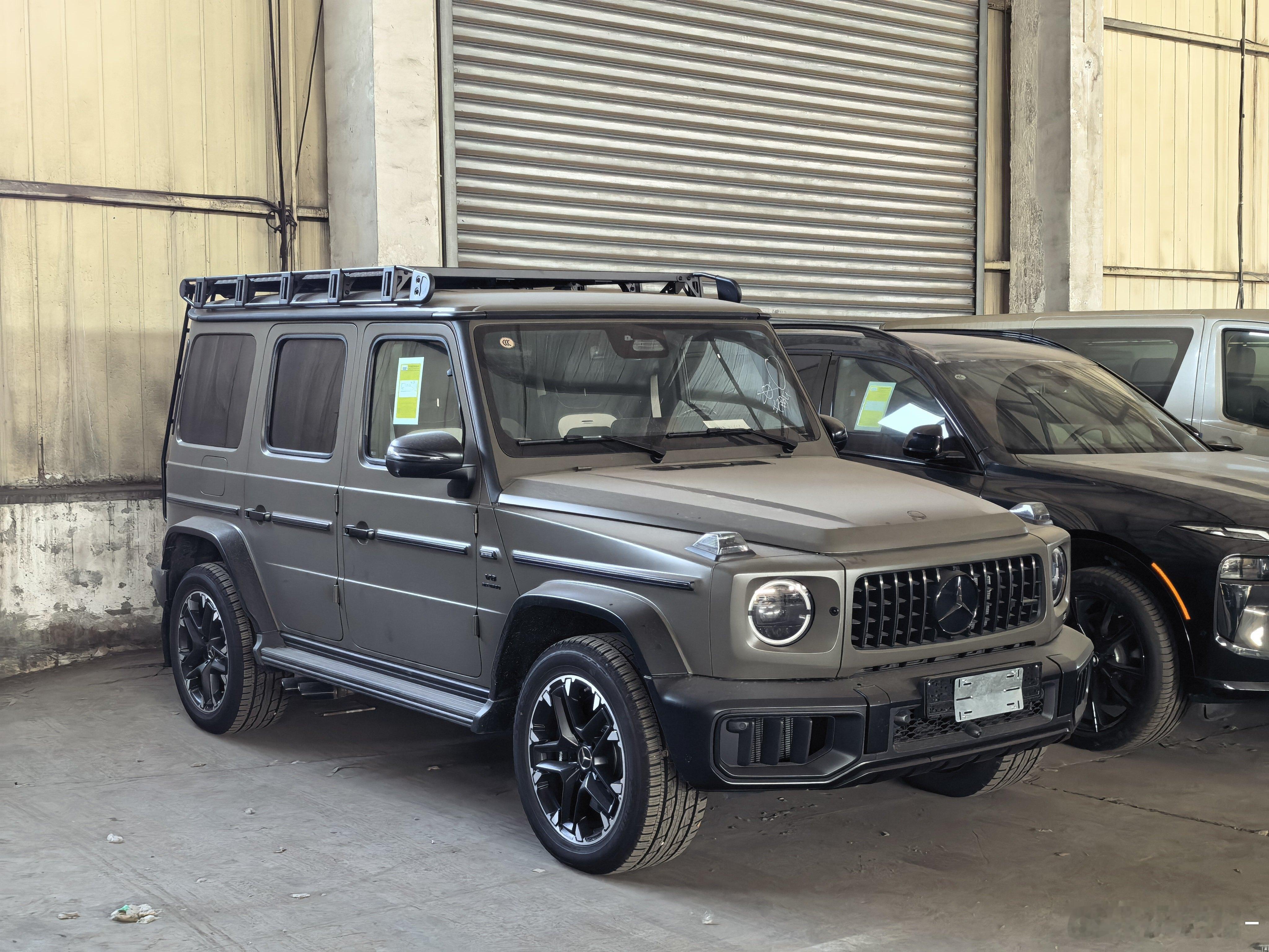 哑光橄榄绿的奔驰G63专业版刚算了下，落地370左右再添50可以上个G63 4×