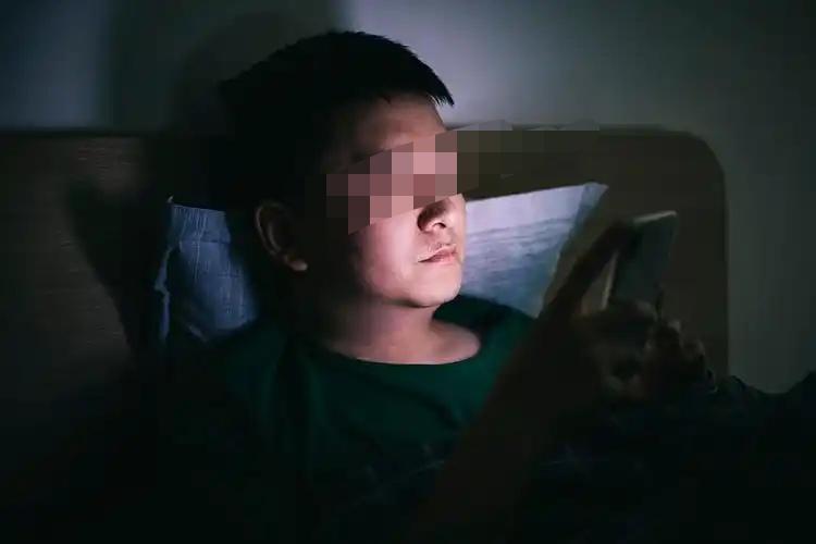 浙江衢州，一男子上网查“独生子女补贴”时，误点弹窗广告，被迫买了一份保险。几天后