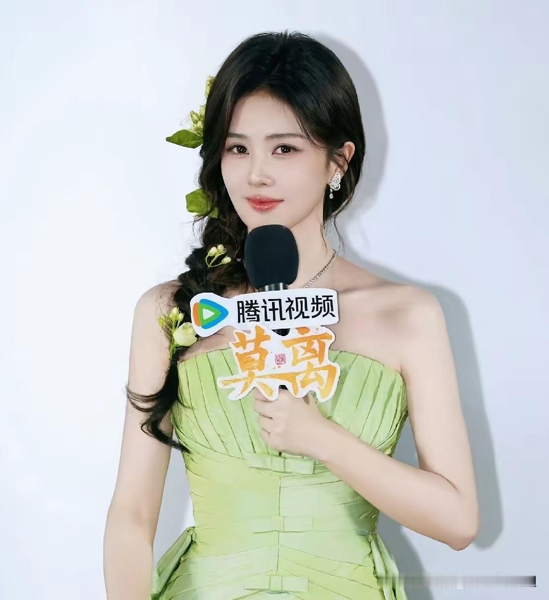 白鹿作为江苏出来的一线大明星，江苏文投资她不是很正常的吗，而且江苏文投的是国企，