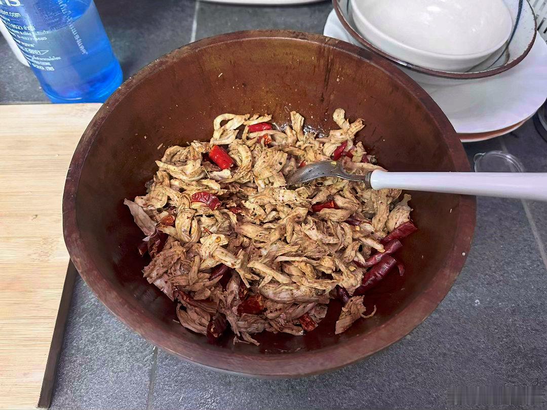 注意看！这个女孩烤出了非常完美的麻辣鸡丝……无油版，各位想减脂也可以吃！爆炸下酒