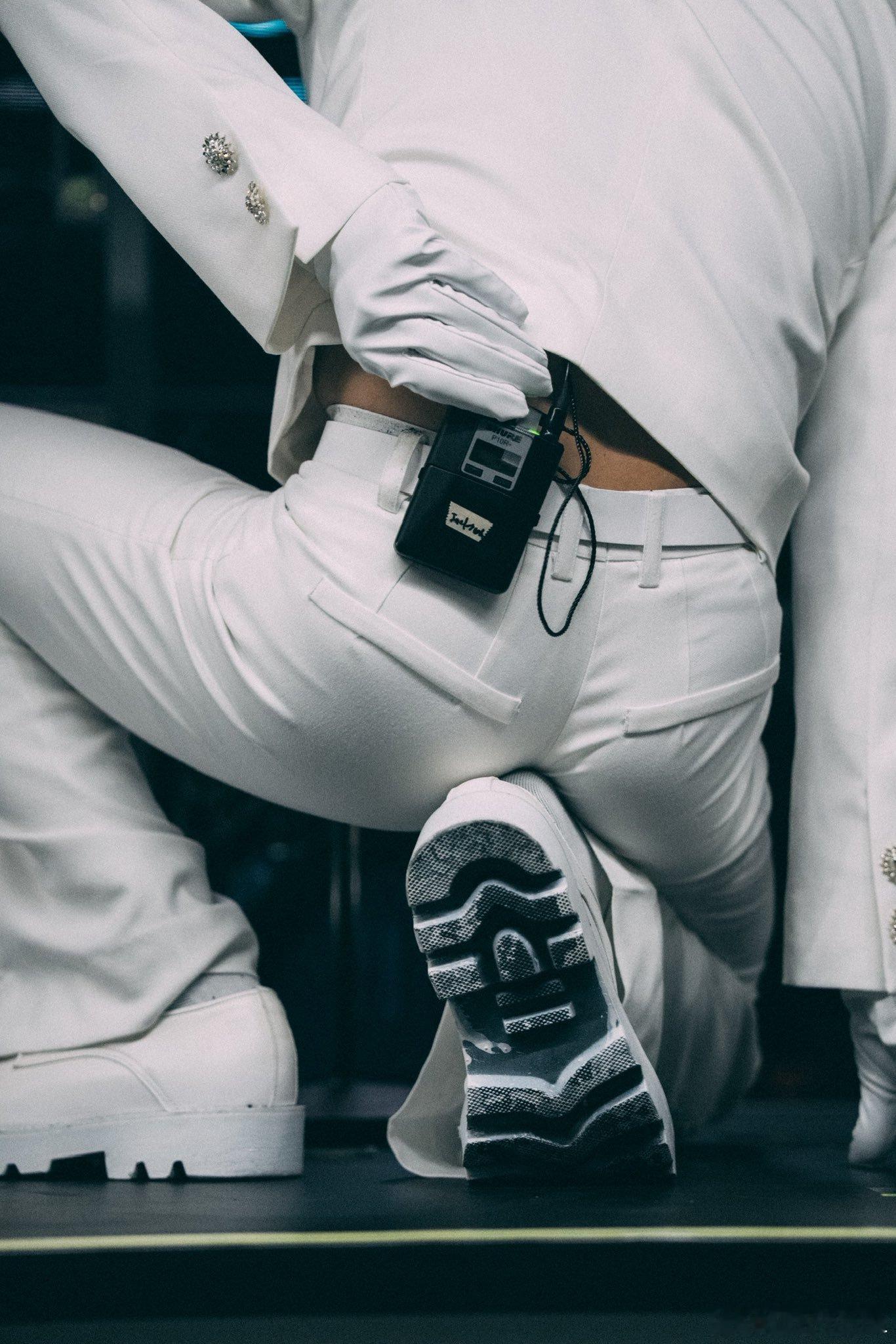 除了王嘉尔 还会有谁给我们展示美臀 他果然是爱我的❤️ 