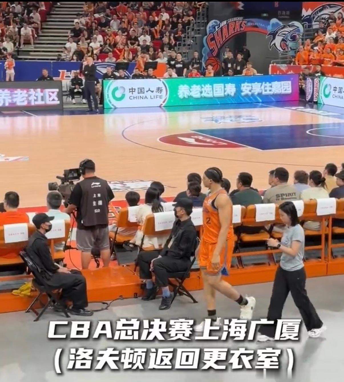 上海队 白边怎么突然不打了？洛夫顿也受伤了，上海危险‼️ 