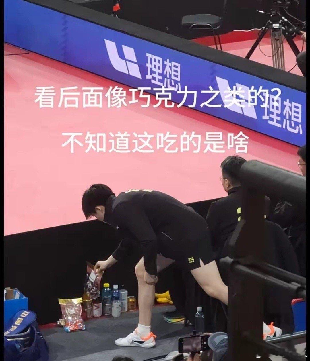 打比赛，魏桥给孩子们准备了好多零食。比赛开始了，魏桥集团的孩子们零食堆成小山。 