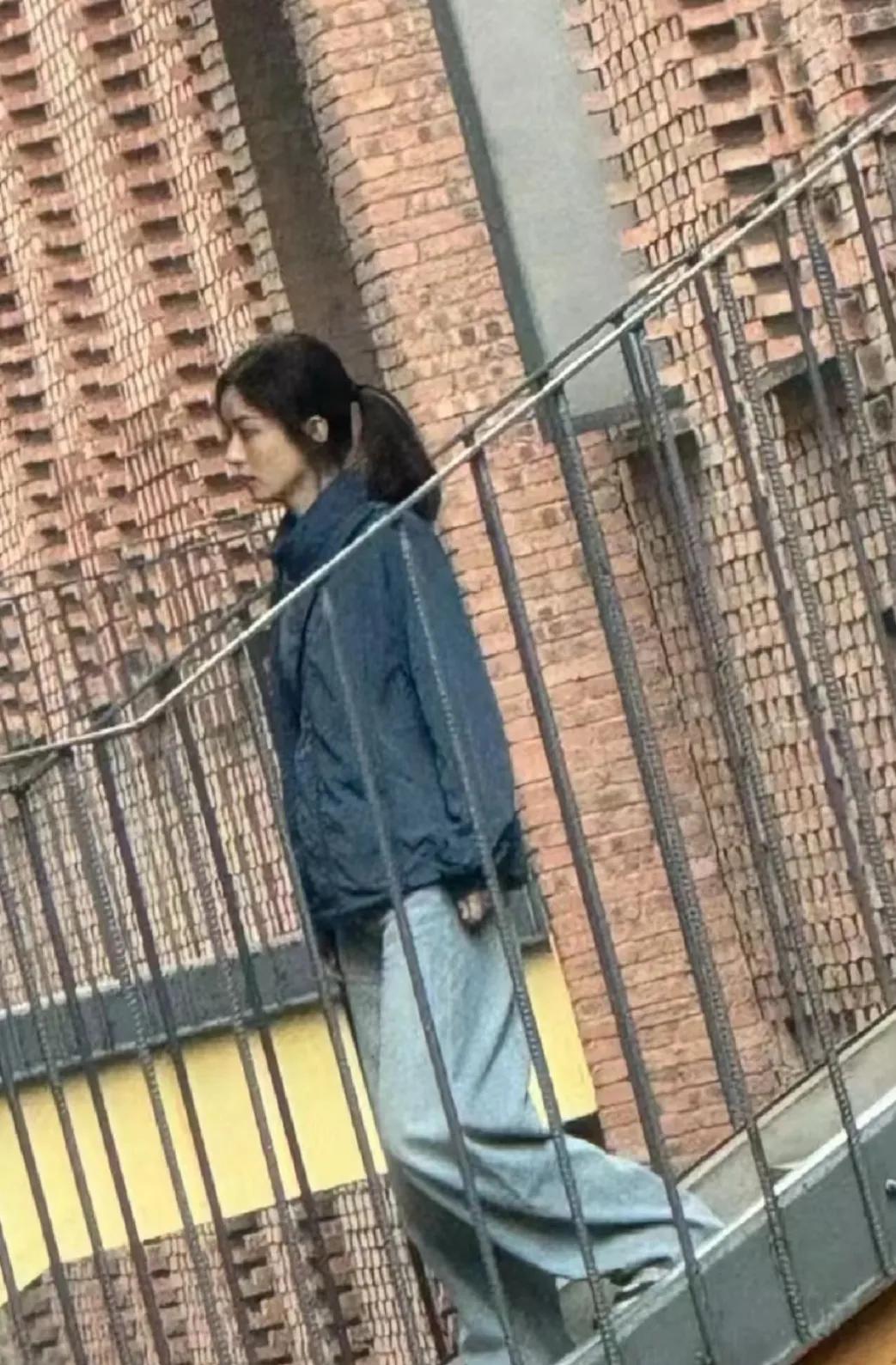 重庆四川美术学院偶遇赵丽颖拍戏
36岁的赵丽颖好像个大学生啊
这衣服很普通，赵丽