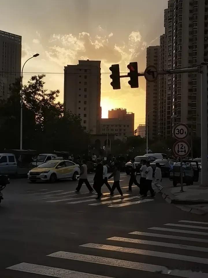 兰州以东，夕阳西下，商贩叫卖，满满的人间烟火气。
黄昏下的小吃街