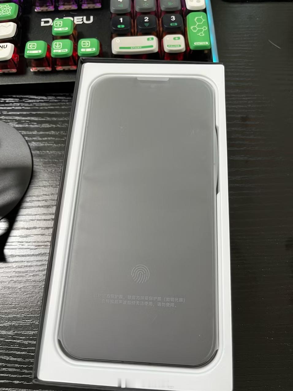 iqoo z11 turbo 新机开箱实拍，哑光黑后盖质感很舒服，金属中框手感扎