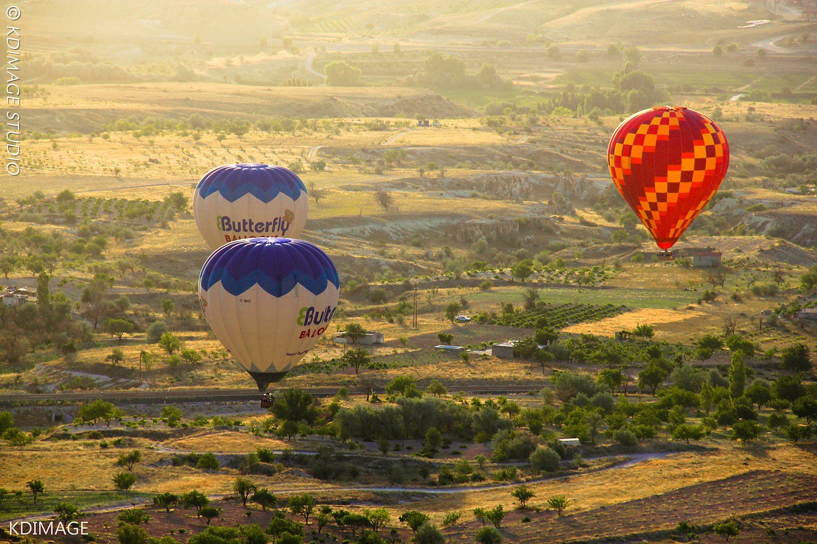 卡帕多西亚热气球，于晨曦微露时升空，仿若梦幻羽翼轻抚古老岩壁。按下快门，光影定格