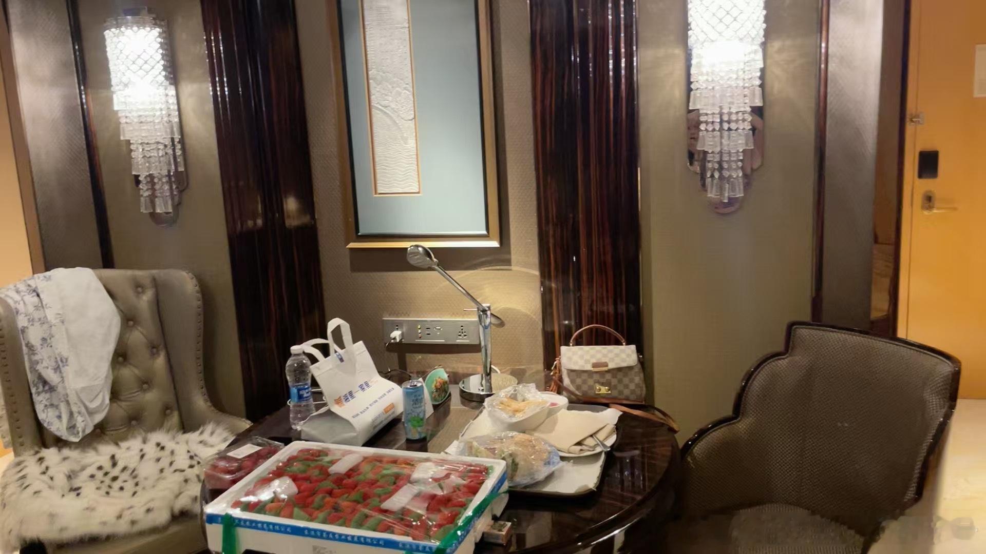 很多更新在铁粉空间搜温心怡买了很多 比基尼 还有兔女郎👯铁粉空间  ​​​