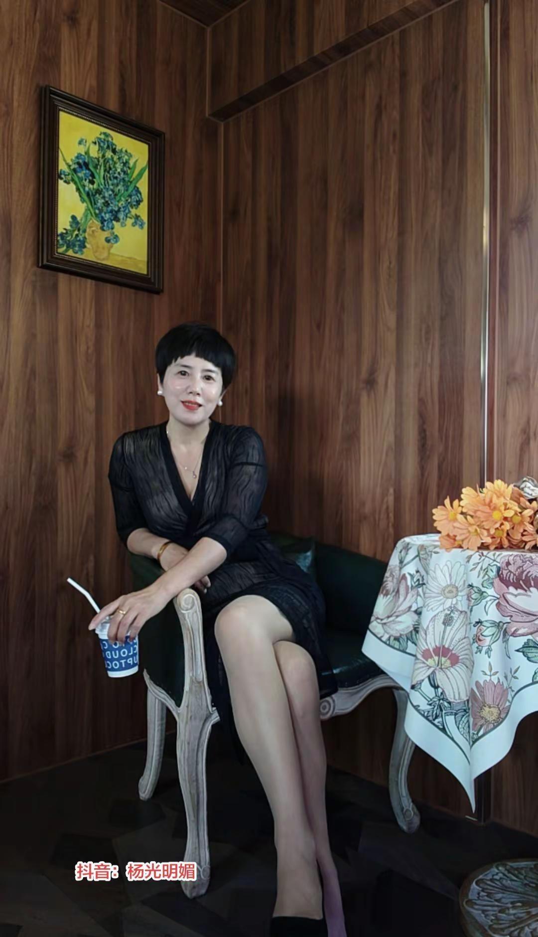 清澈明朗，生而有光。 简单的穿搭，最是动人。