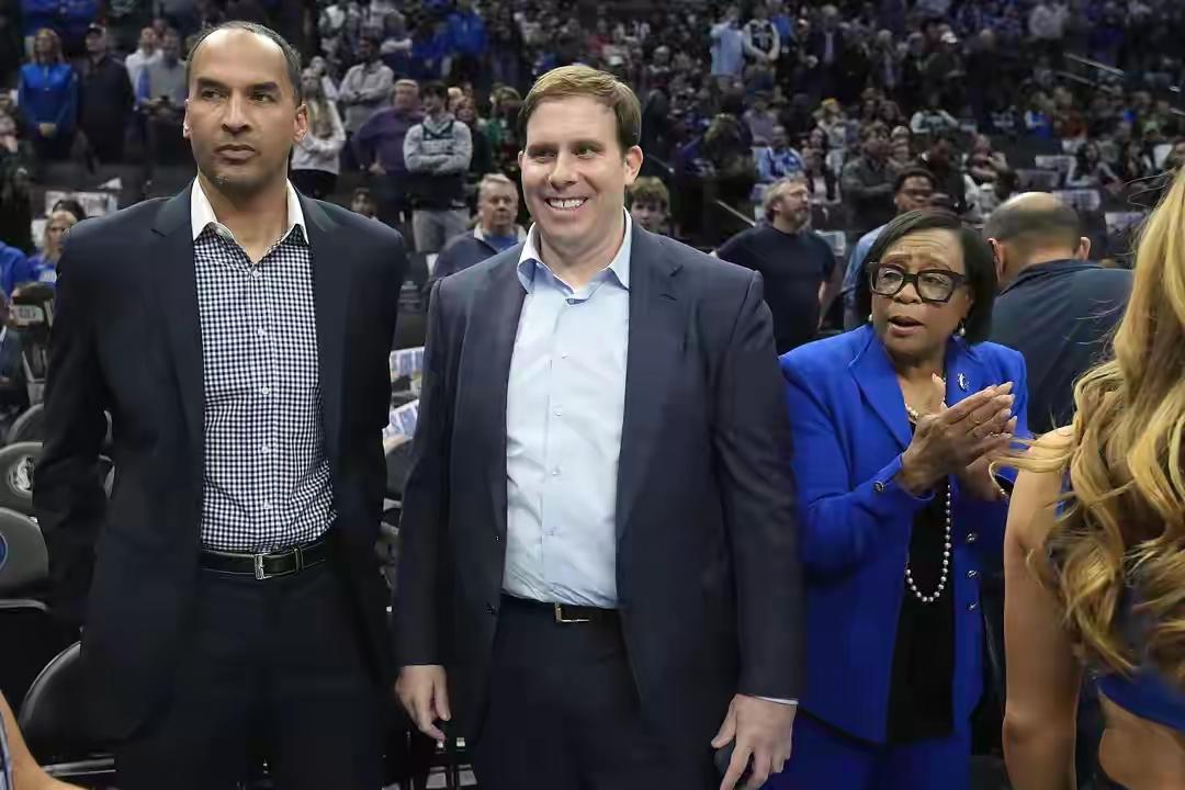 独行侠老板下罪己诏，闻所未闻！

大大方方承认交易东契奇是个错误，先是解雇了总经