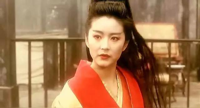 为何林青霞年龄大却更出彩?林青霞年轻时是浓颜英气美人，她的五官锋利饱满，属于西式