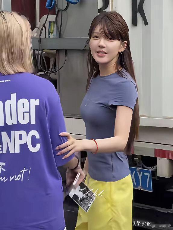 赵露思也是牛～拍不了戏了就自己当监制，让闺蜜和爸爸当主角现在的赵露思已经转型当监