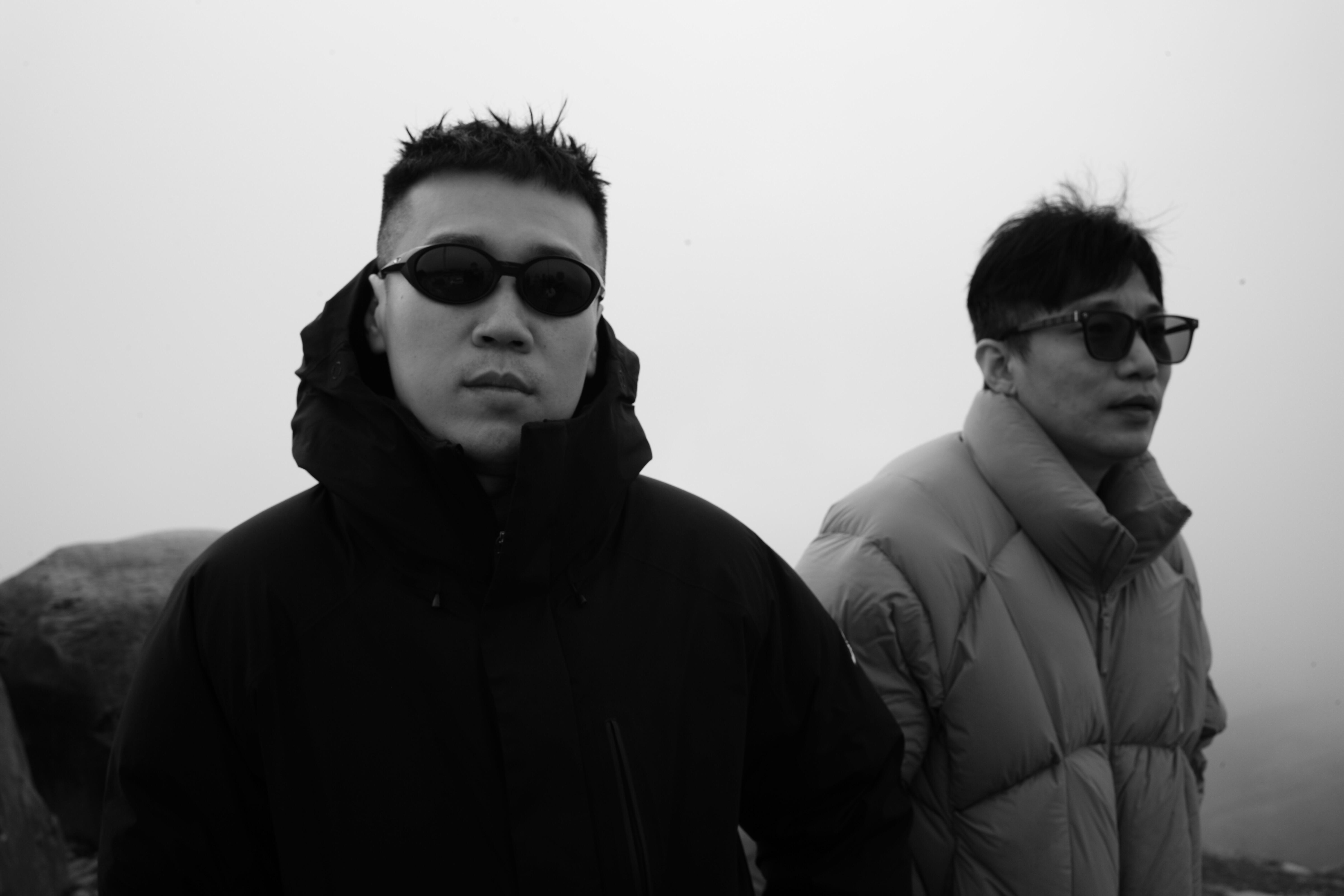 黑帮老大既视感。 