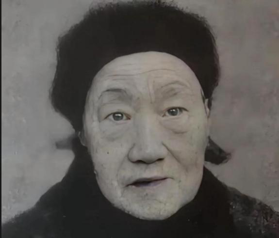 1930年，19岁村妇郑家娟冒死收殓杨开慧，将其安葬于自家旱地，此后25年默默守