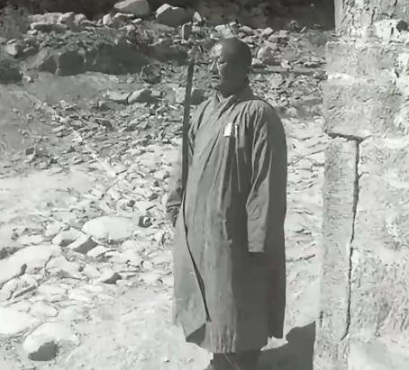 1938年，一个和尚带着几十个僧人抗日，贺龙让余秋里邀请他们加入八路军，和尚看到