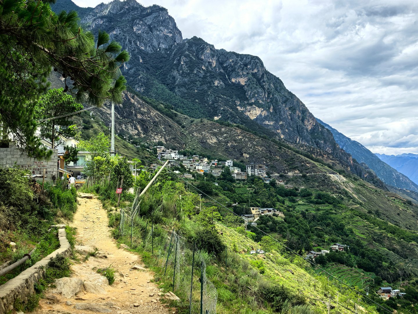 虎跳高线外国人的生活经验，特别不适合在中国旅游。昨天大晴天走虎跳高线，一路上很多