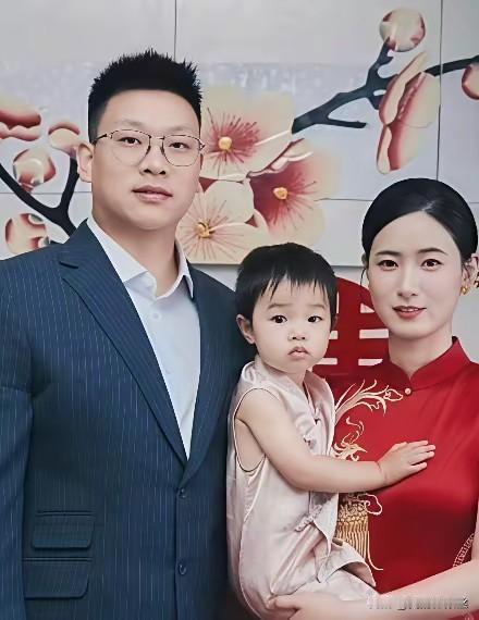 莎莎的体能教练翔哥抽空补了个婚礼，
楚钦的陪练小牛，抽空结了个婚。
伦敦世乒赛后