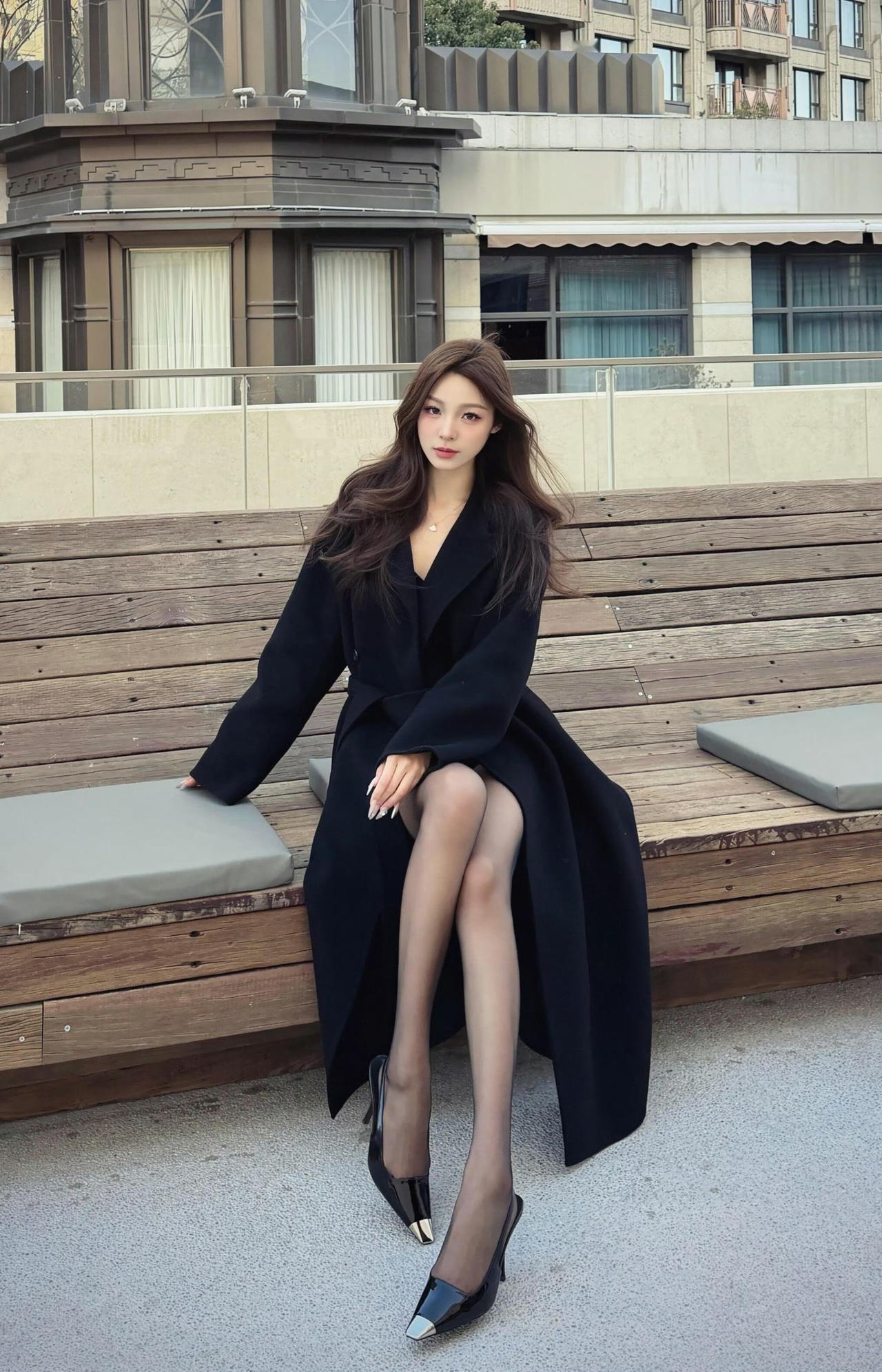 OOTD：全黑高级感，
长款大衣配金属尖头鞋，自带“不好惹”的气场，
黑丝不是性