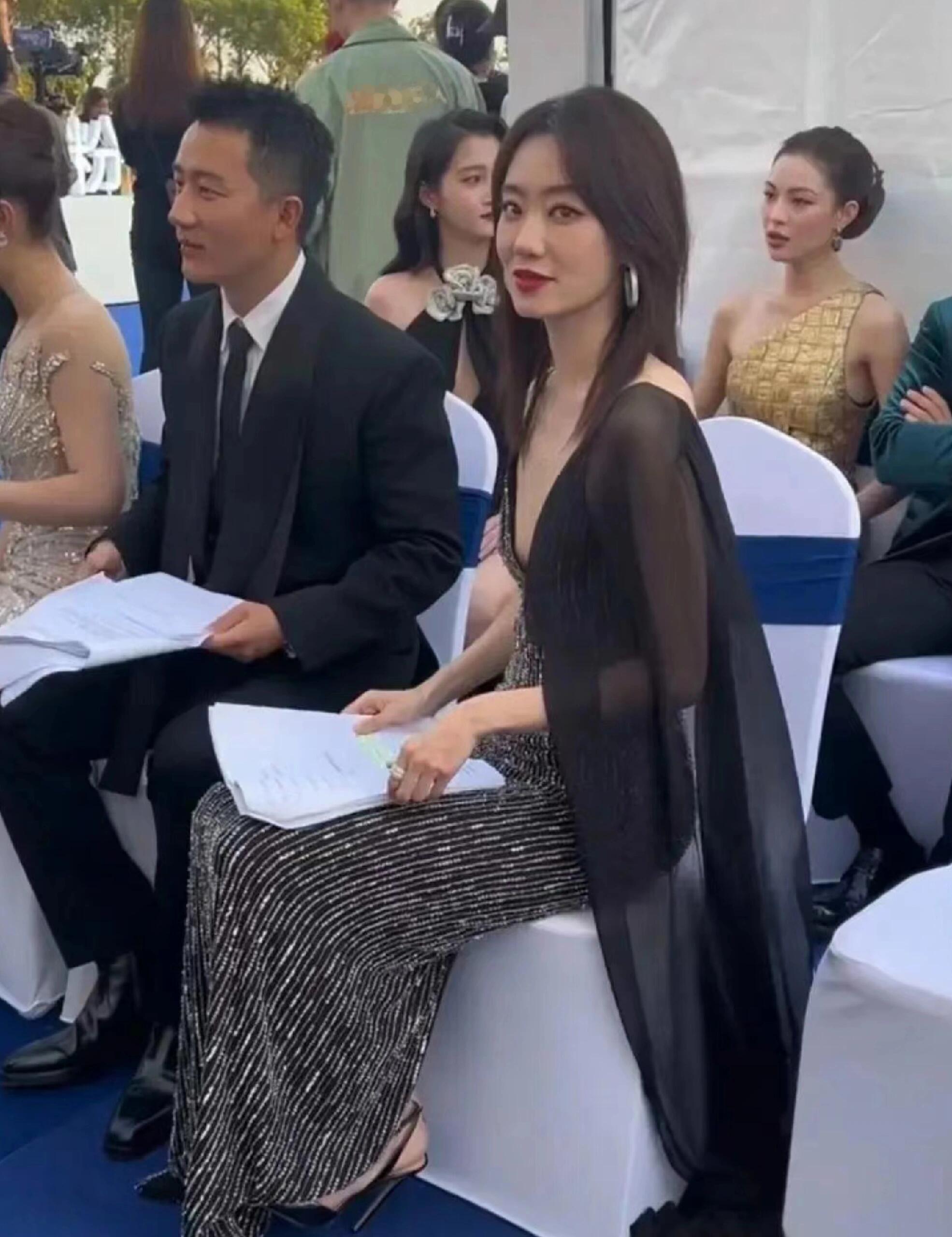 张小斐不适合穿这身衣服，感觉太低胸了，搞的黄轩都不敢低头 ​​​