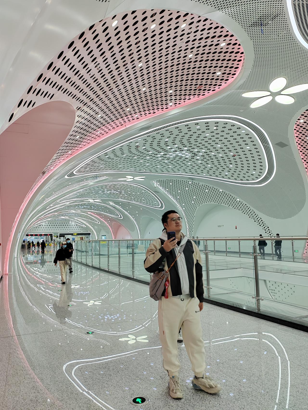 幸福梅林地铁🚇站：晨光从无柱穹顶倾泻而下，在弧形站厅的地面与墙面间温柔流转，仿