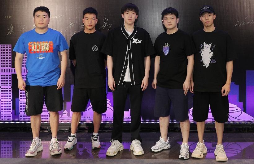 5位男乒成员同框：我只认出了颜若冠玉的樊振东，C位的王楚钦，身材壮实的梁靖崑，最