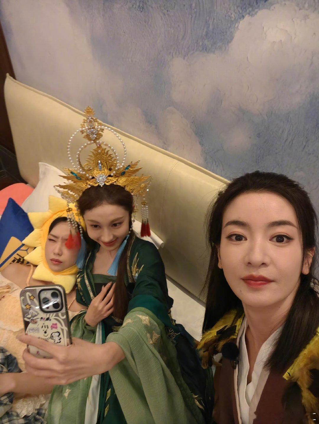 李晟 小婉管乐像我带的俩孩子李晟和小婉管乐分到亲子房，活像“家长带俩娃”——一个