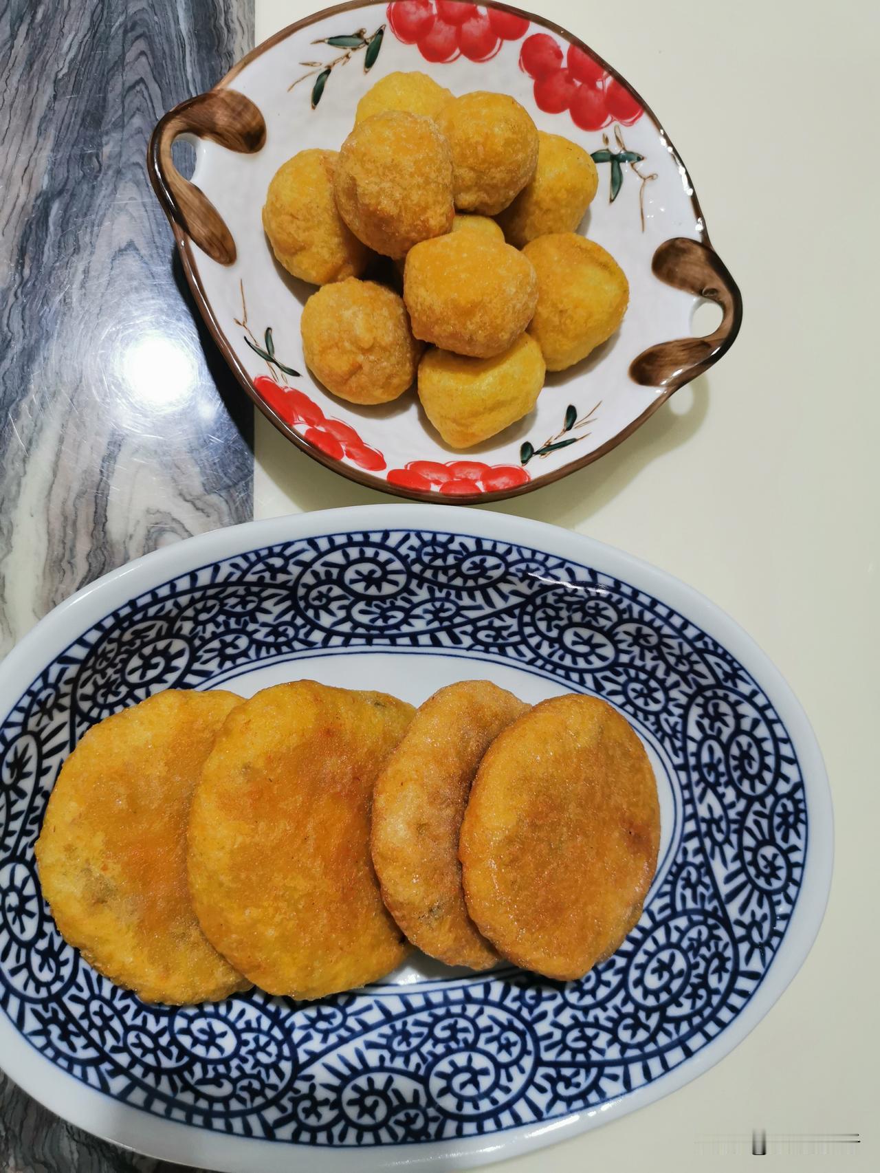 同学：食堂的青菜怎么总吃出小虫？
食堂大叔：附赠荤菜，不加价，划算吧。