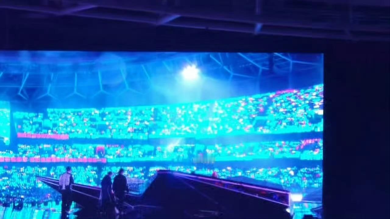 宋亚轩青海闪耀了四天 宋亚轩今日份青海依旧闪耀🩵连续四天演唱会的青海，大屏都被
