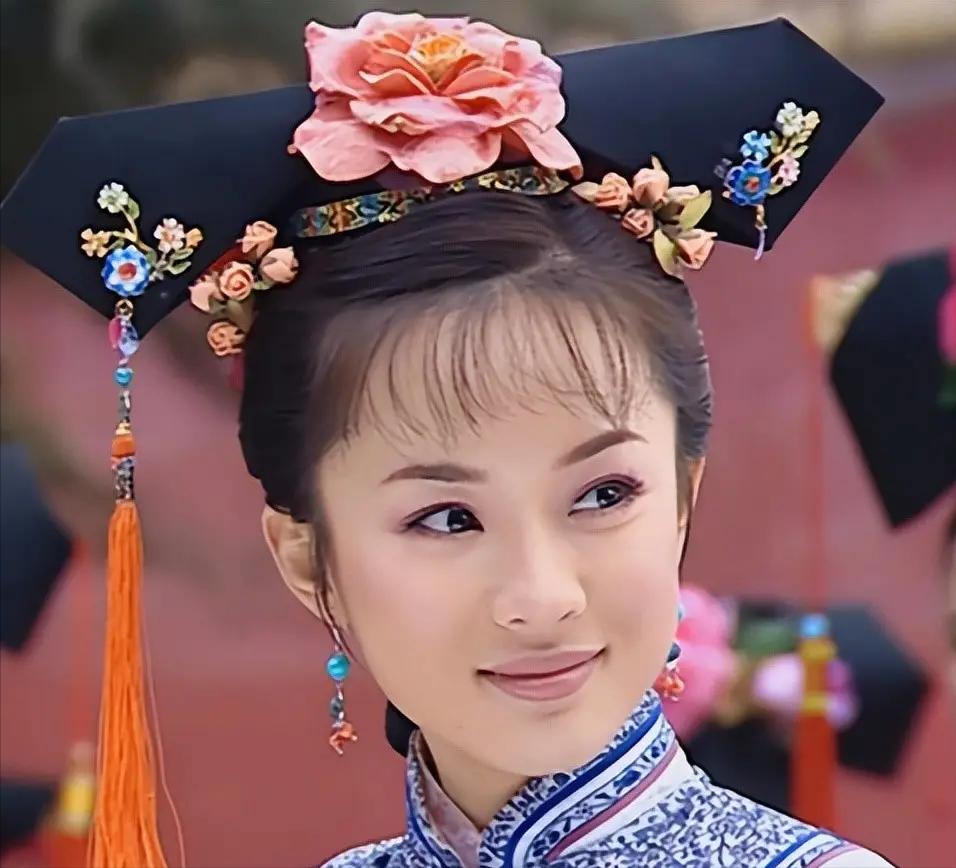 1661年，顺治刚咽气，20岁的贞妃就被逼殉葬，贞妃匆忙更衣，几个小太监就冲进寝