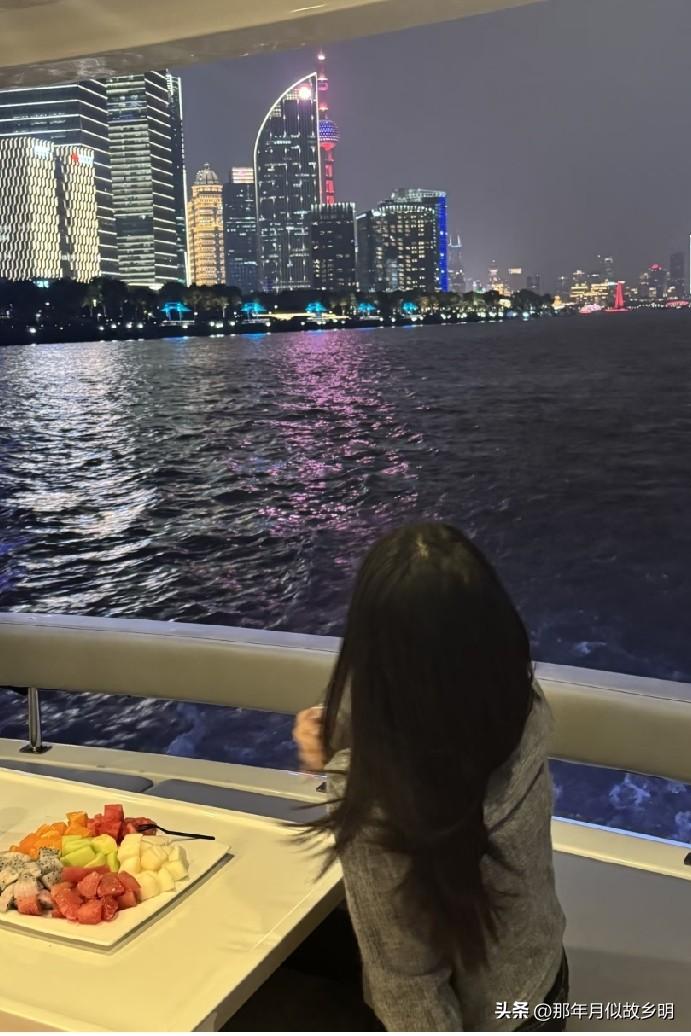 近日，上海一位24岁的私企女员工很是纠结。

她的50岁老板常常叫她去吃饭，而且