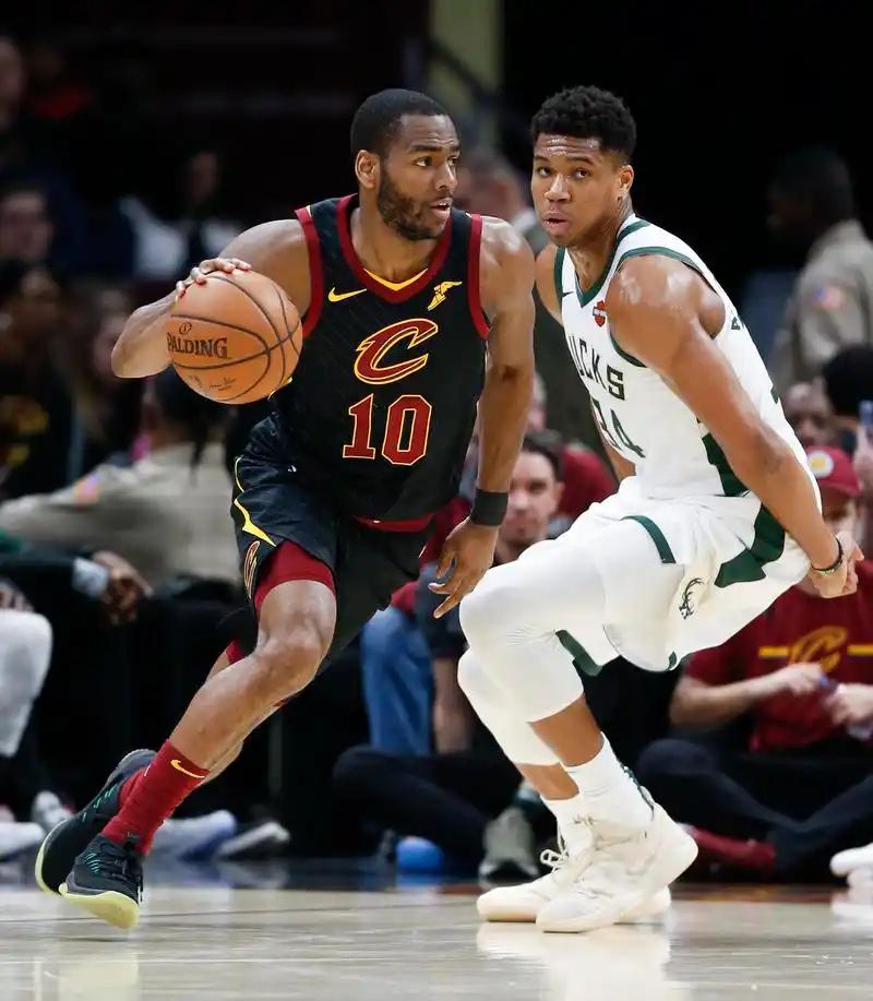 三场揭幕战挤进同一个比赛日，NBA把常规赛第一天排出了季后赛的密度。
 
卫冕冠