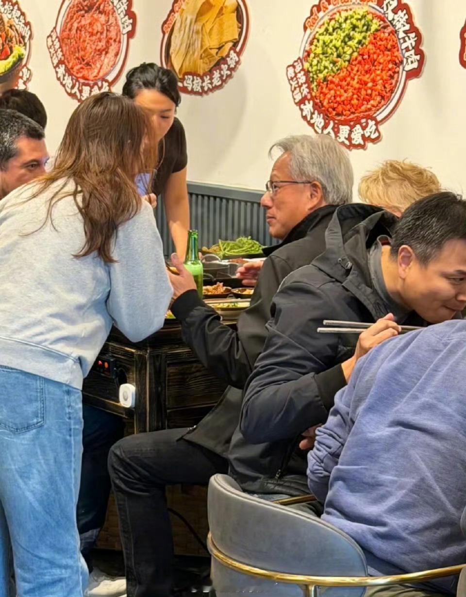 英伟达CEO黄仁勋火锅店被偶遇，与美女路人热情合影[并不简单] ​​​
