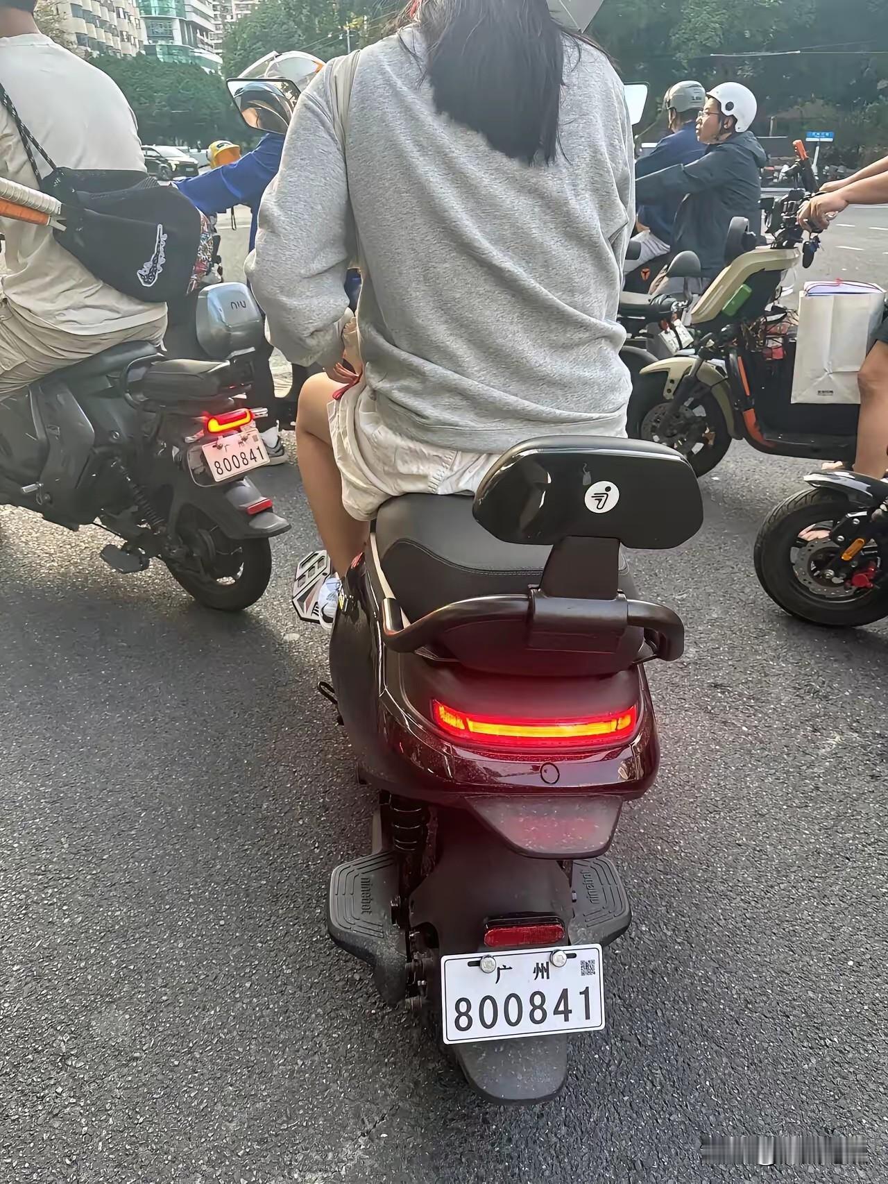 这比中彩还难的，居然遇到了，靓仔与靓女这是缘分啊！真假美猴王，还是李逵与李鬼？