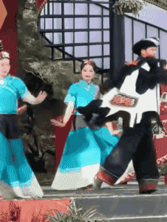 时刻不忘吃豆腐，
这小子真会抓机会！